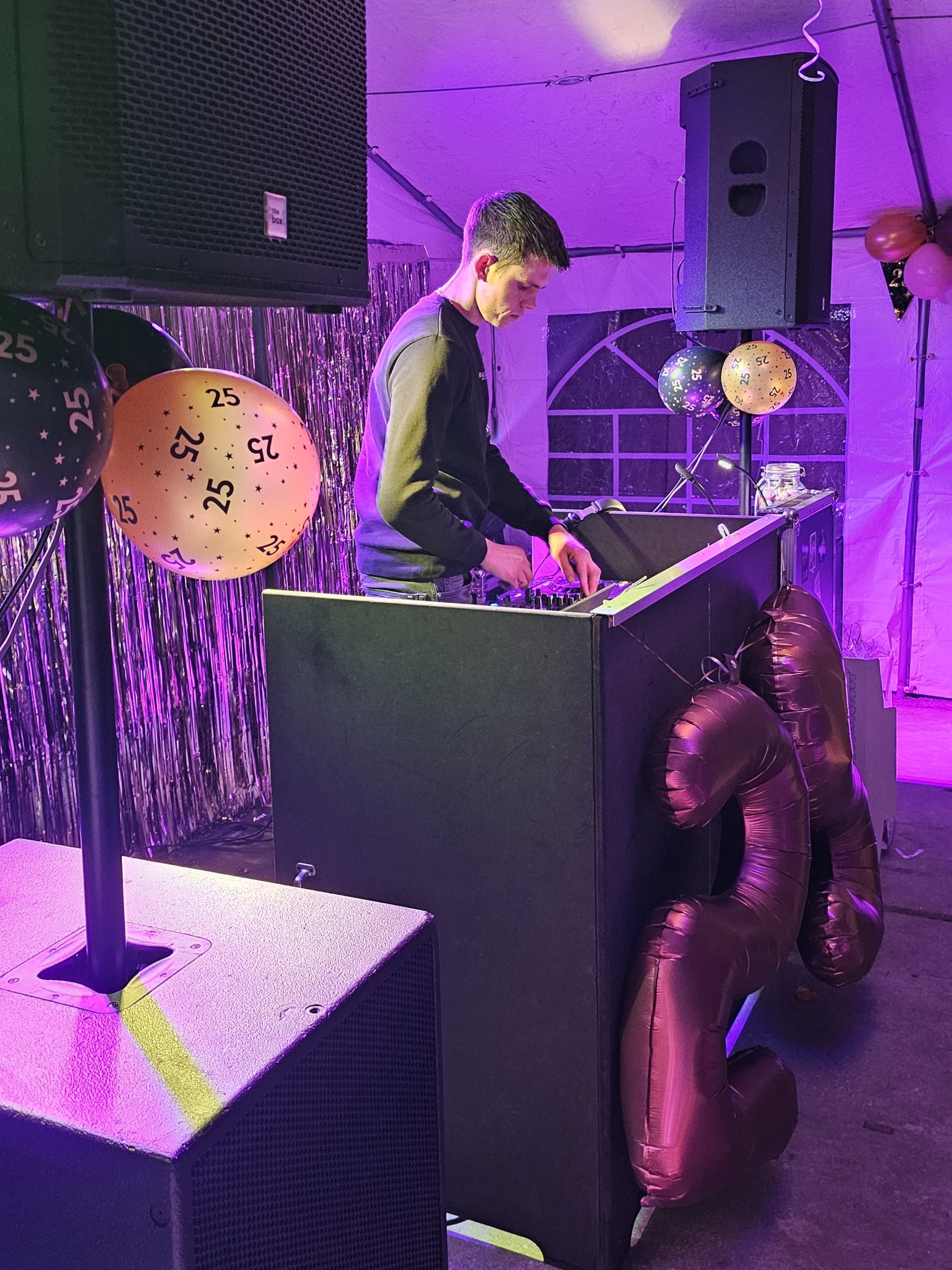 Showcase van een feestelijke opstelling met geluidssystemen